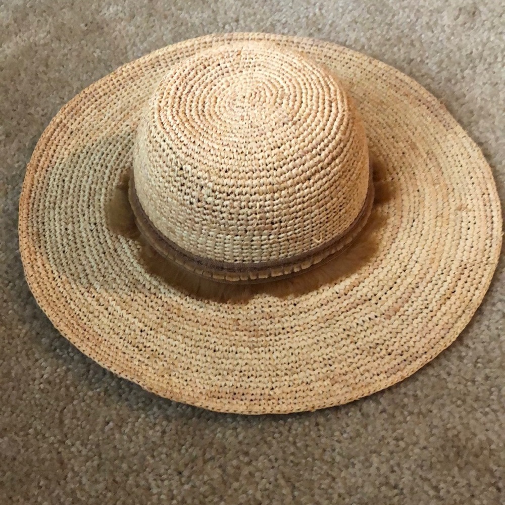 Straw hat with fur trim